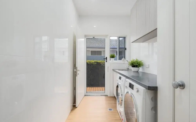 Modern Waterfront Retreat Private Pool Dock