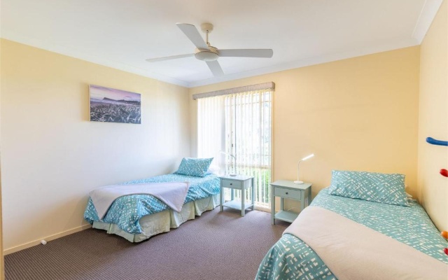 Kanimbla House 15 Kanimbla Dr has air con WiFi and backing onto a reserve – Guest Rooms – Salamander Bay