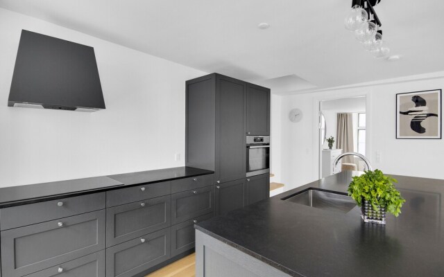Sanders Regent - Popular 3-bdr Apt With Balcony