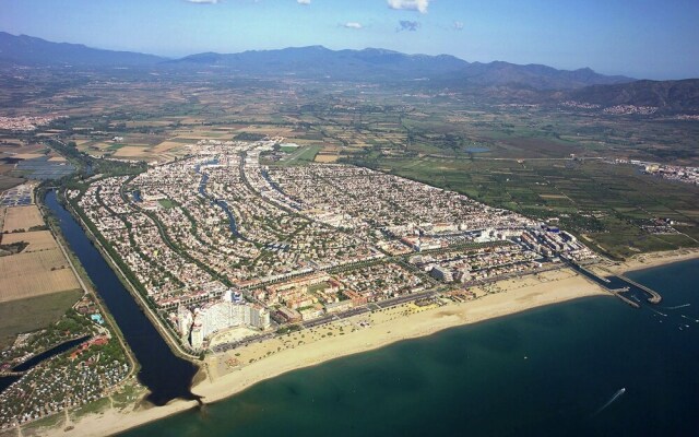 Comely Holiday Home in Empuriabrava With Barbecue