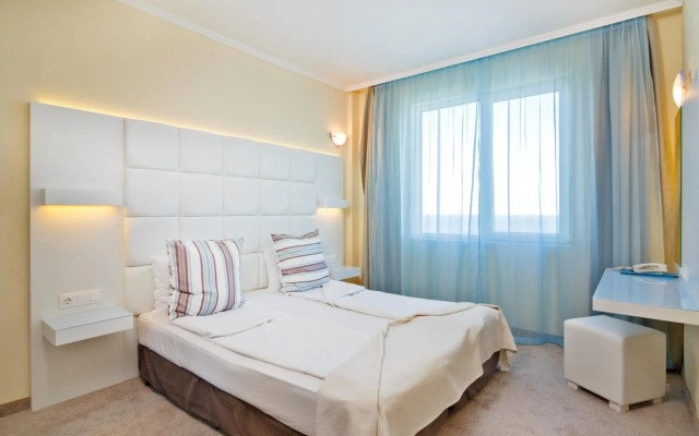 Perla Beach Hotel III