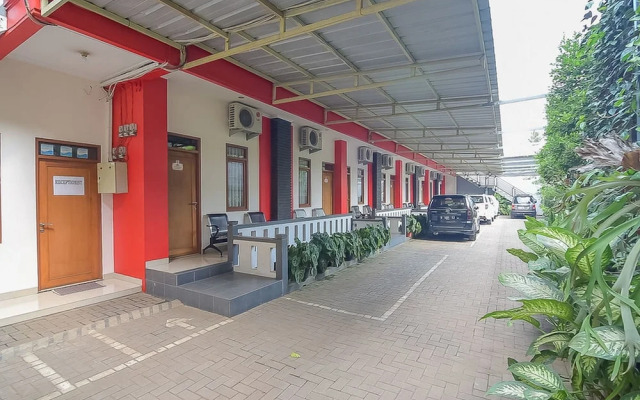 RedDoorz near IPDN 2