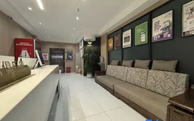 Huayi Hotel (Minquan Renmin Road)