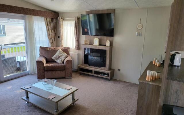 2br-sleeps6-fireplace-parking-patio-seaside