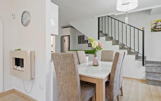 Inviting holiday home in Lo Crispin with shared pool