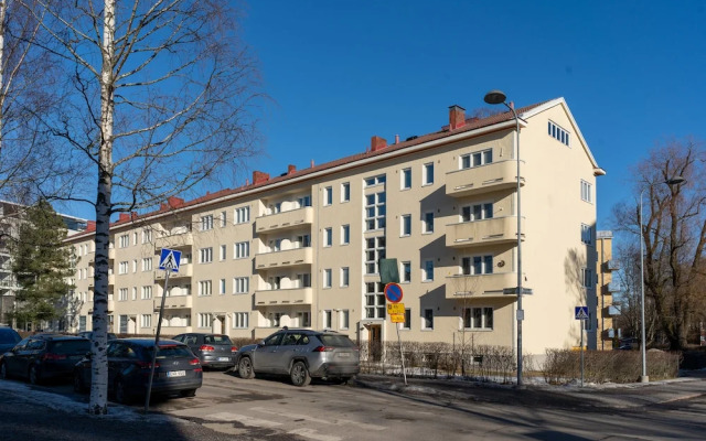 2 Bedroom apartment Steps from the Metro