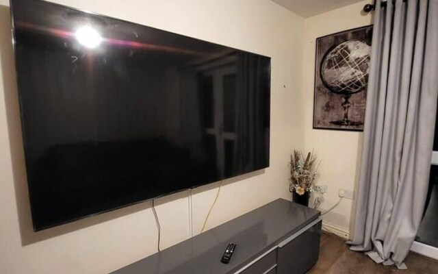 Lovely 4 Bedroom Home With Private Parking