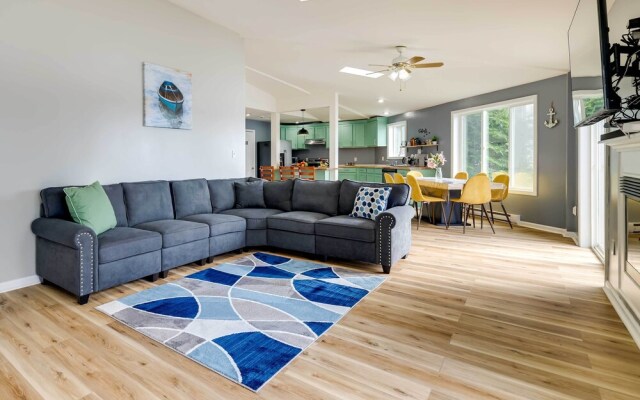 Stunning Tobyhanna Home w/ Lake Access + Kayaks!