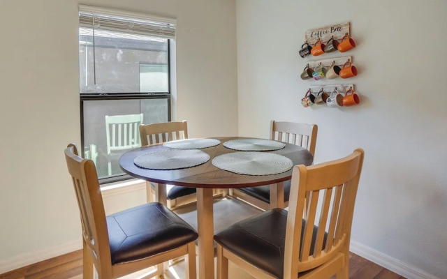 Tavares Retreat w/ Covered Patio & Private Yard