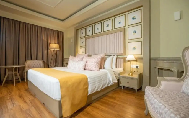 Grandeeza Hotel by Galison