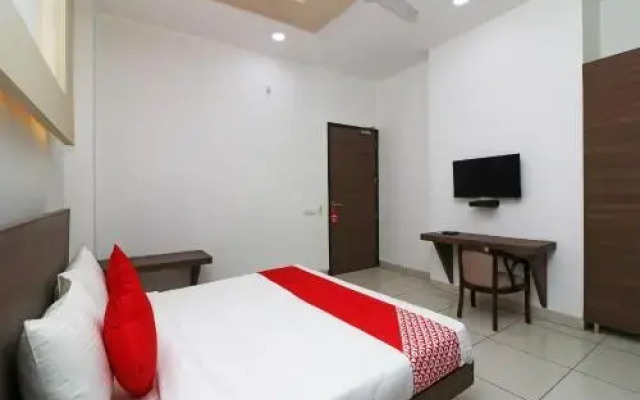 OYO Flagship 15448 Green plaza Sector 10