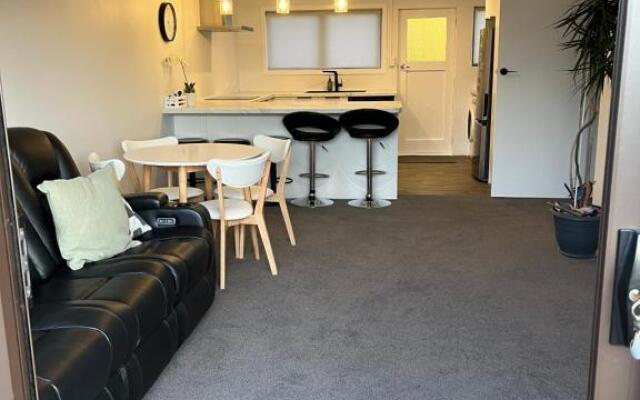 Cozy 2 bedroom with room for a boat