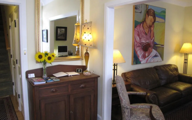 Tawsty Flower - Haines Suites