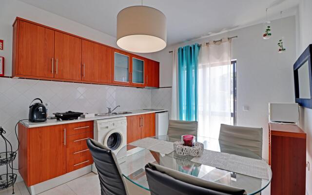 Faro Airport Flat 1 by Homing