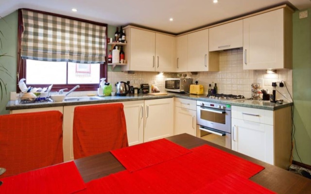 Stylish 2BR Flat Central Oxford With Parking