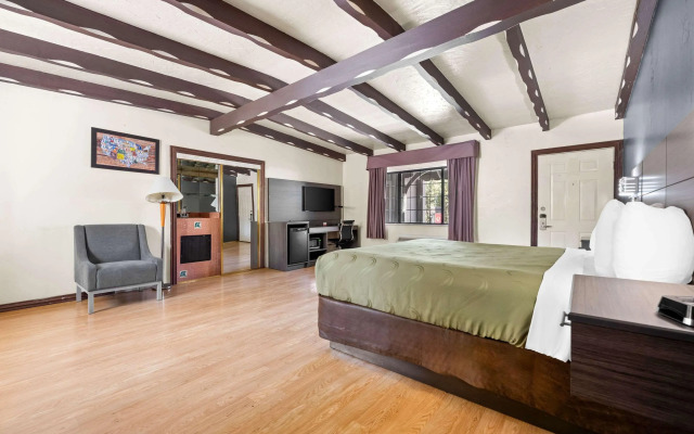 Econo Lodge Inn & Suites Heavenly Village Area