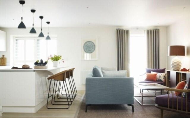 3 The Salterns, Chichester 402395