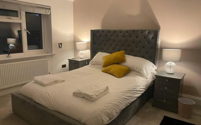 Lovely 3-bed House in Potters Bar Jacuzzi & 75inch