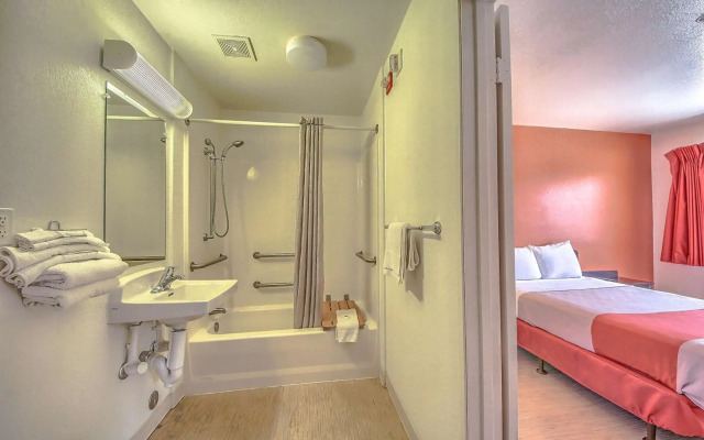 Motel 6 San Antonio, TX - Fiesta