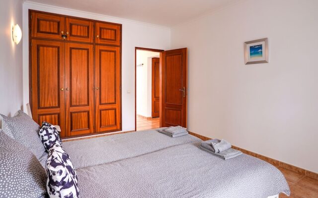 Excellent one Bedroom Apartment in Meia Praia, With Communal Pool