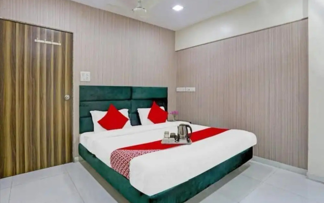 Lokhandwala Residency by Glitz Hotel