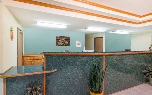Super 8 By Wyndham Holton