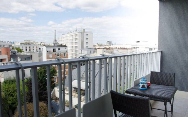 2 Bedroom Apartment With Balcony Near Eiffel Tower and Invalides