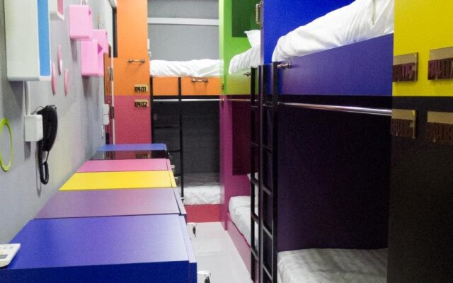 Color Creative Hotel - Hostel