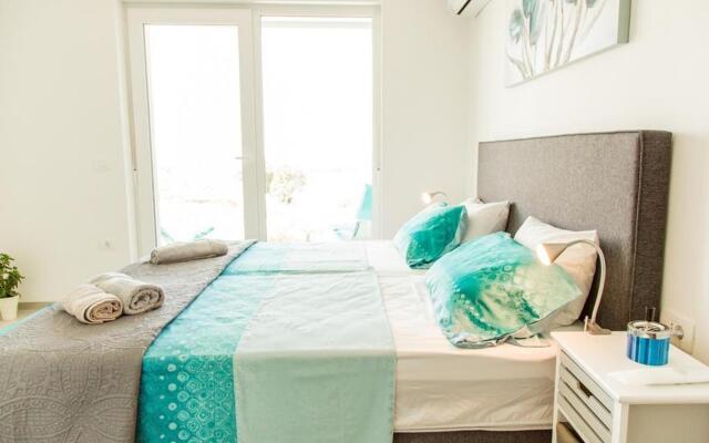 JoNa - with pool - H(8)