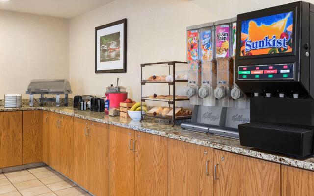 Country Inn & Suites by Radisson, Holland, MI