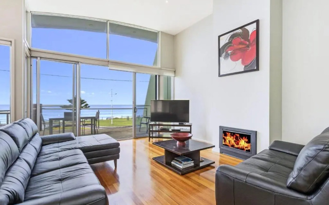 Shemara - Idyllic East Beach property with multiple living areas