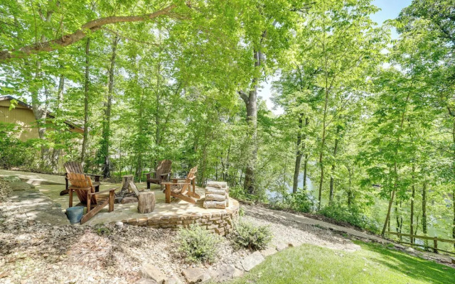 The Bella Vista Lakeside Treehouse: Dock & Kayaks!