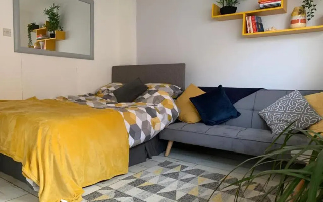 The Beehive - Self Contained Studio by The Sea