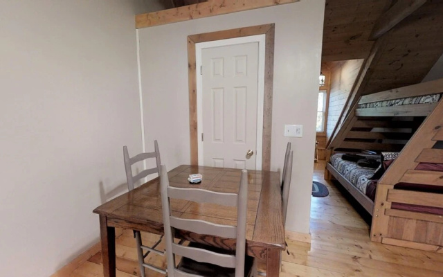 Dogwood Acre 3 Bedroom Cabin by RedAwning