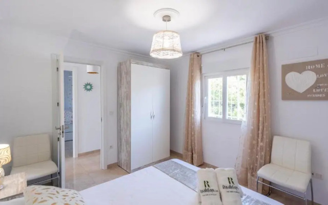 Villa Felicidad Sayalonga by Ruralidays