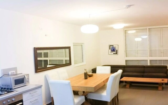 Luxury apt heart  Bat-Yam 3 m walk beach