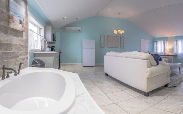 Elegant Suite with Jacuzzi