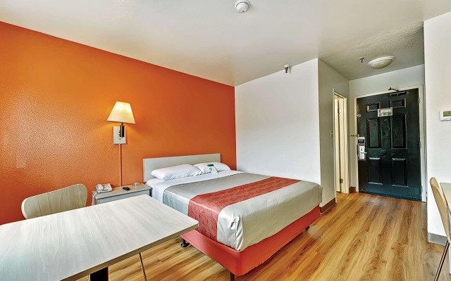 Motel 6 Glenview, IL - Chicago North