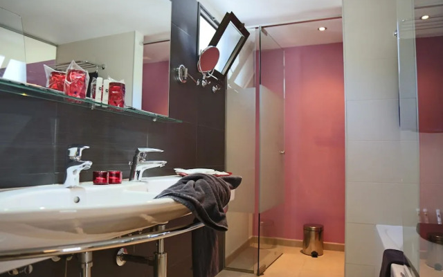 R2 Romantic Fantasia Dreams & Suites Hotel