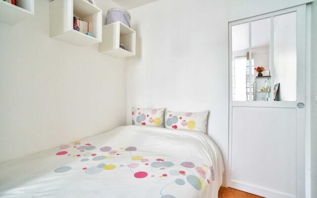 Charming 2 Room Apartment Near Square Louise-michel