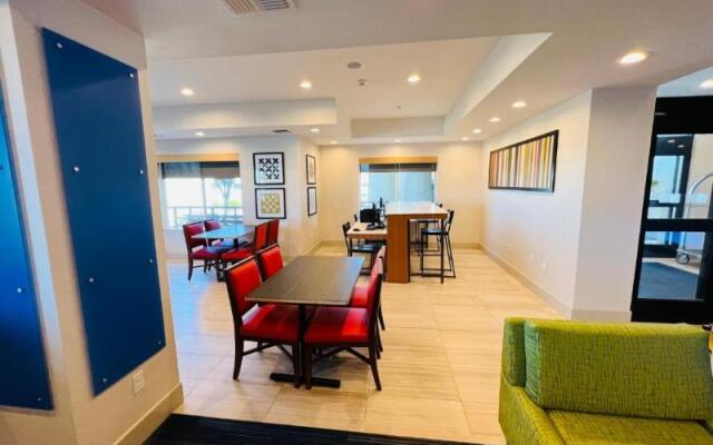 Holiday Inn Express & Suites Salinas