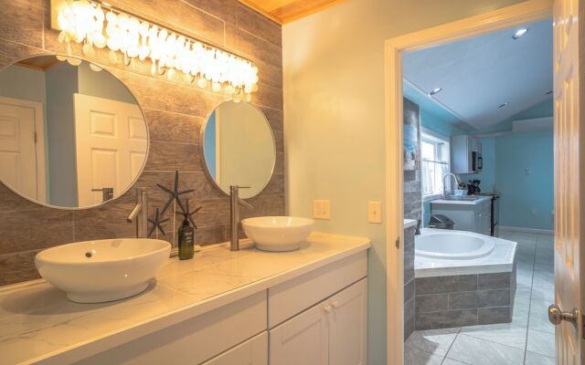 Elegant Suite with Jacuzzi