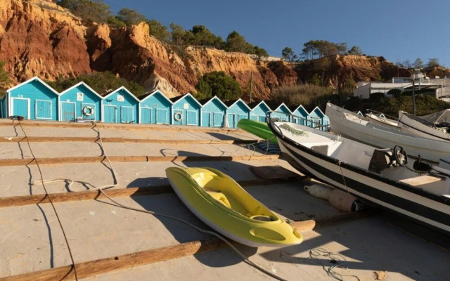 Stunning Olhos do Mar Apt, Albufeira