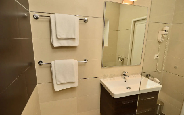 Celenga Apartments with free offsite parking