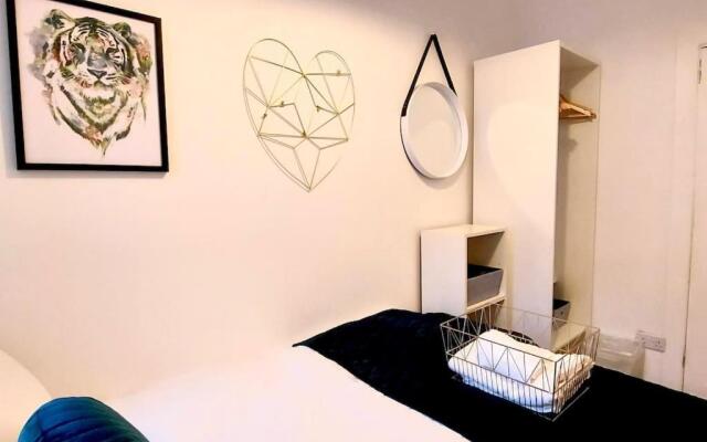Flat 12A - Central, modern, bright apartment with free wifi
