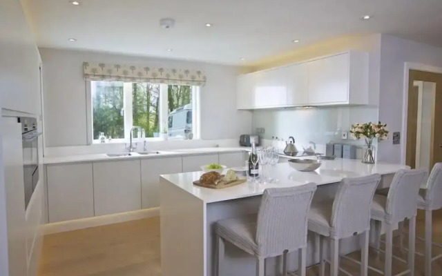3 the Drive, Hillfield Village