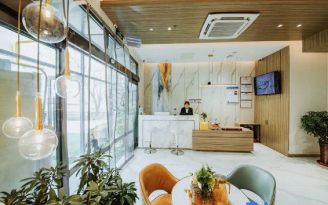 Yi Hu Hua Yuan Hotel