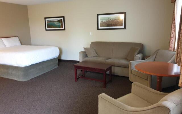 Riverland Inn & Suites
