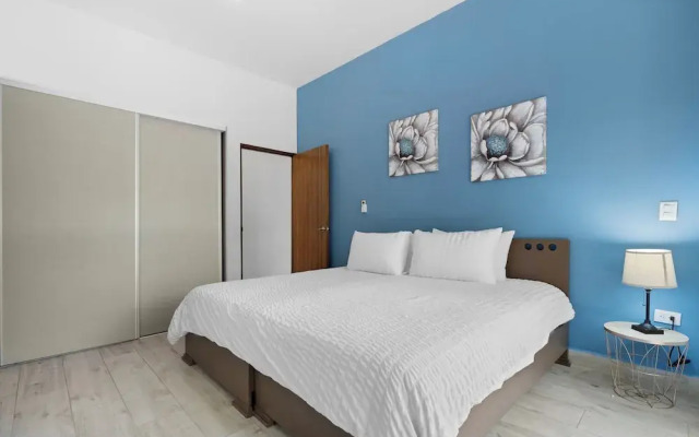 Luxurious Home with Bright, Modern Design and Private Infinity Pool in High-End Community