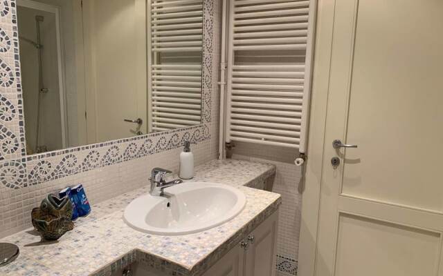 Sea View Flat, beach access by GuestReady